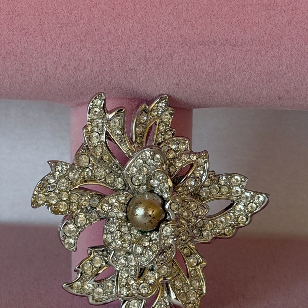 SIGNED SWAROVSKI  CRYSTAL PEARL RHODIUM PLATED FLOWER PIN~BROOCH RETIRED